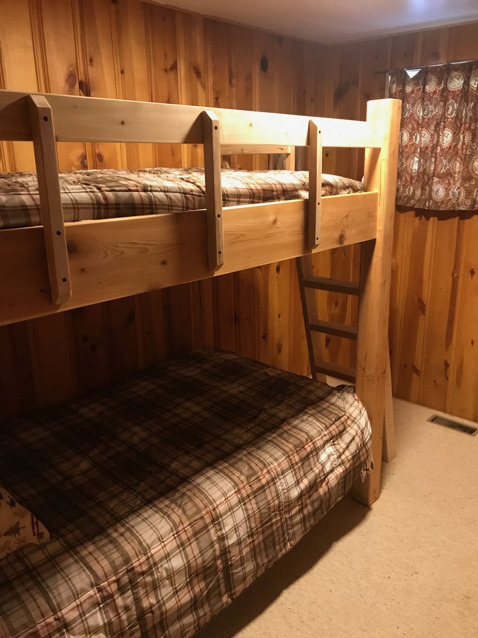 Twin bunk beds