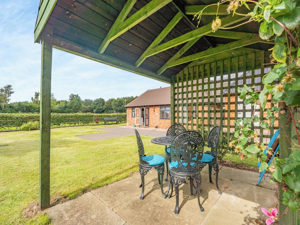 Lovely lodge with dedicated patio area with seating | Jemmett Lodge, Mersham, near Ashford