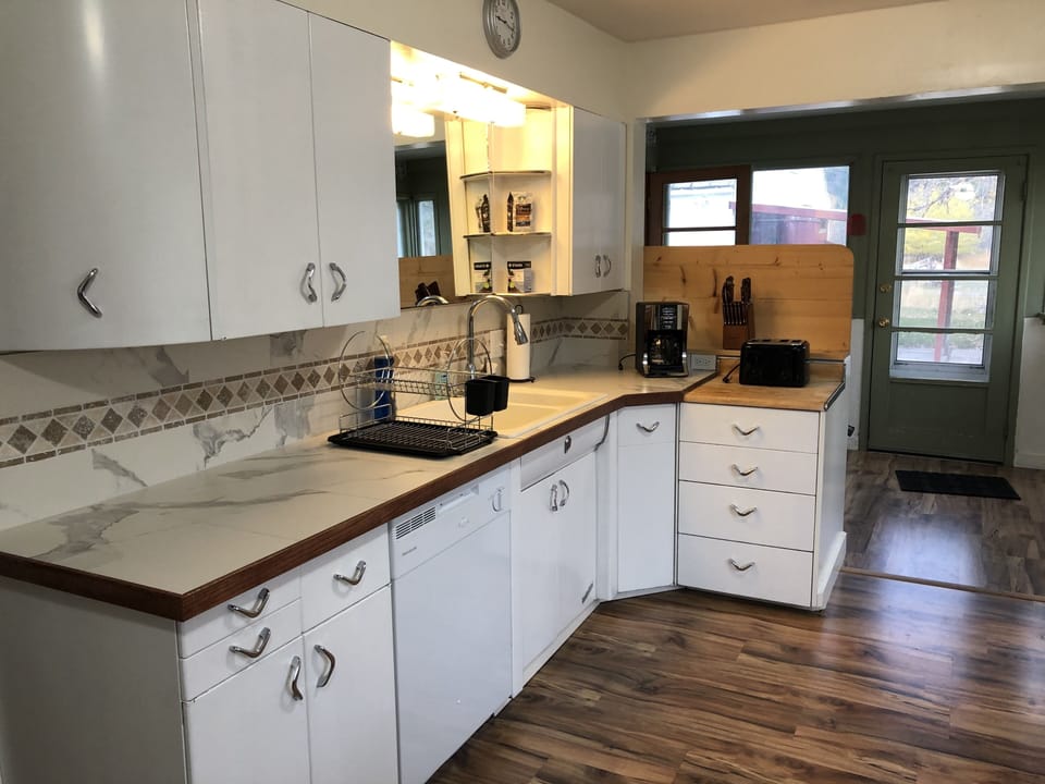 Full Kitchen/mudroom with washer and dryer
