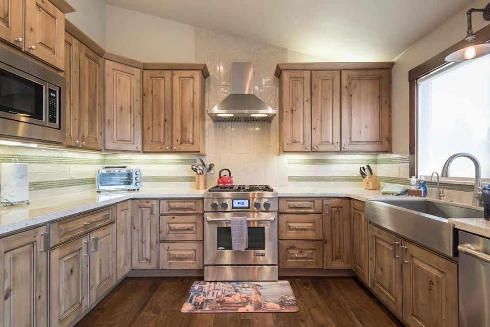 plus new stainless steel appliances and marble countertops. 
