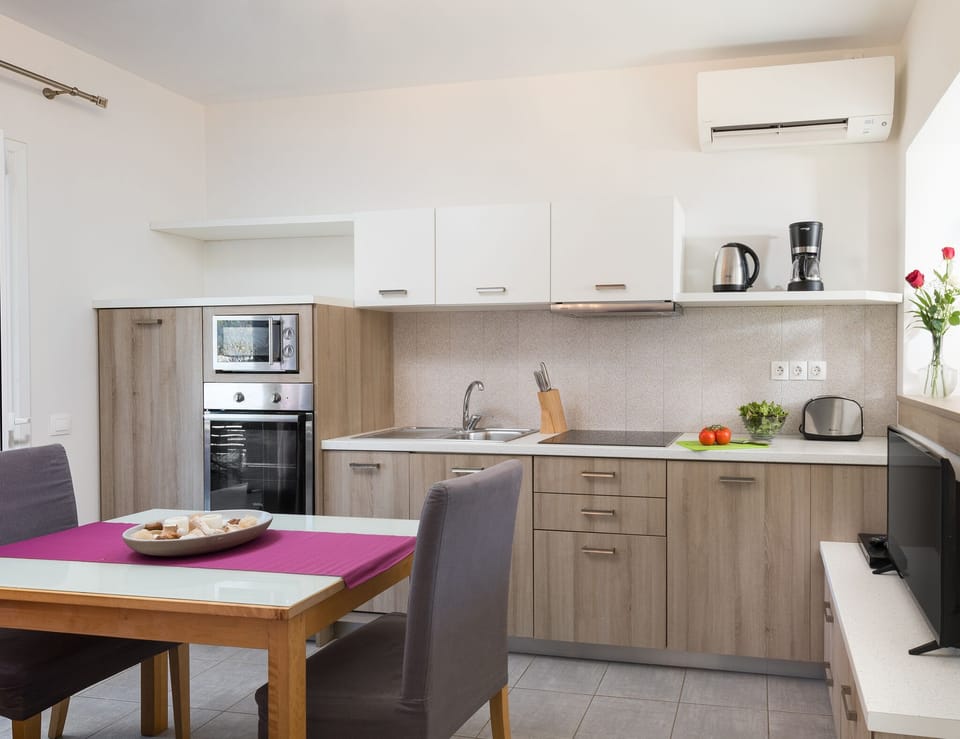 Columbine Apartment Agios Stefanos-kitchen