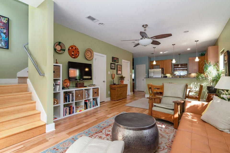 Open floor plan between Living room, dining area and kitchen
