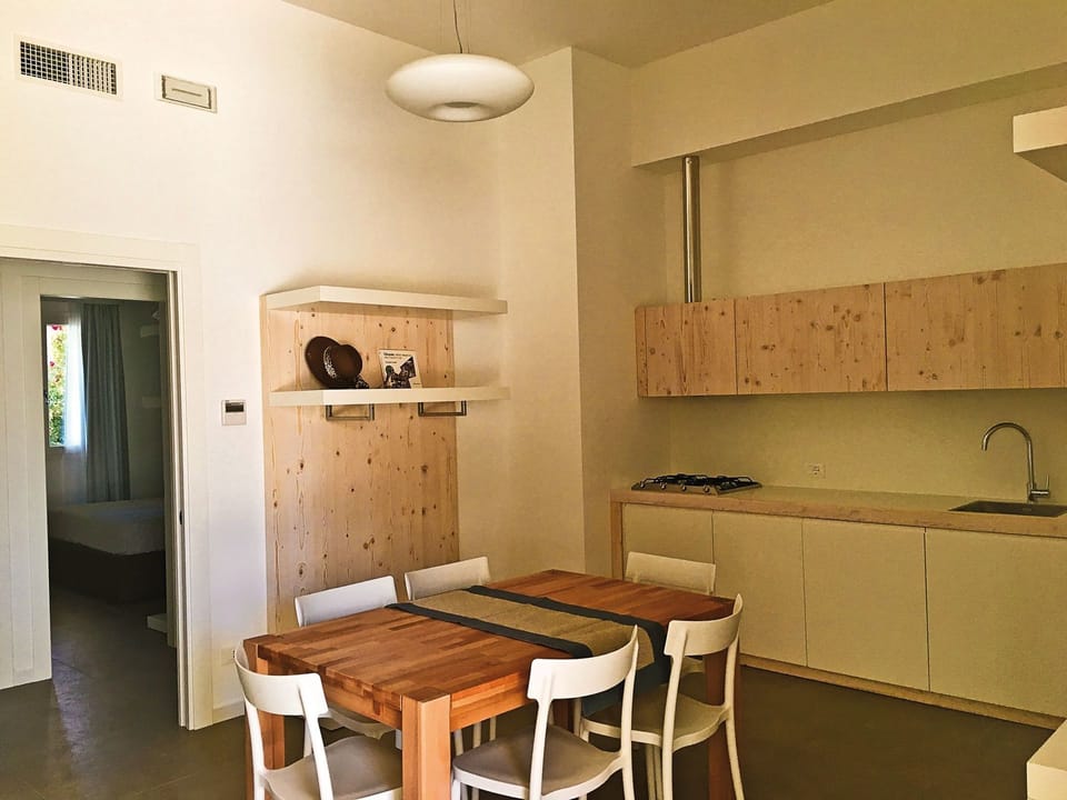 Room, Furniture, Property, Building, Interior Design, Floor, Ceiling, Table, House, Kitchen