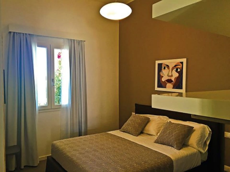 Bedroom, Room, Furniture, Interior Design, Ceiling, Property, Bed, Bed Frame, Wall, Bed Sheet