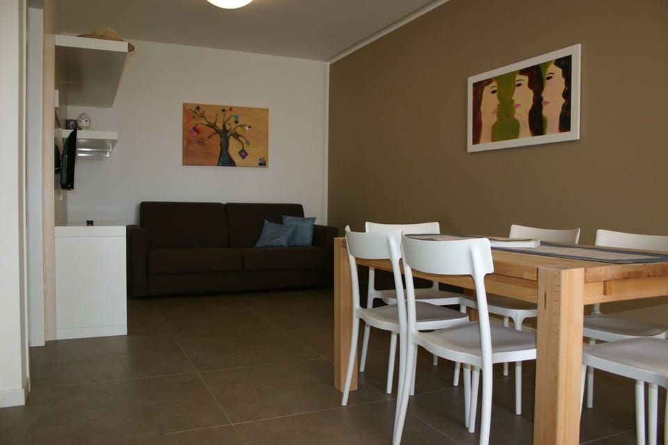 Room, Property, Floor, Furniture, Dining Room, Building, Interior Design, House, Table, Real Estate
