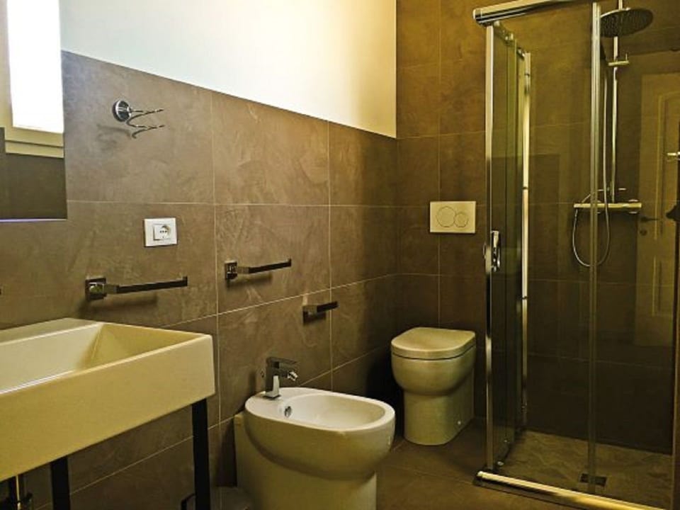 Bathroom, Room, Property, Plumbing Fixture, Wall, Tap, Tile, Interior Design, Floor, Bathroom Accessory