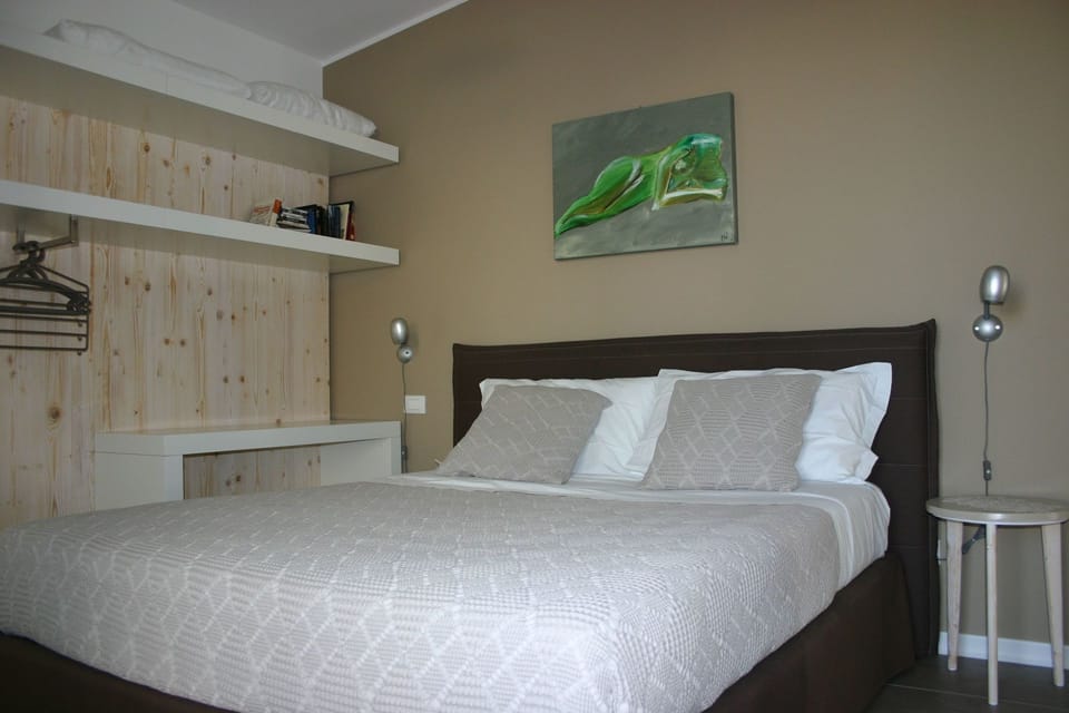 Bedroom, Bed, Room, Furniture, Bed Sheet, Bedding, Property, Bed Frame, Wall, Mattress