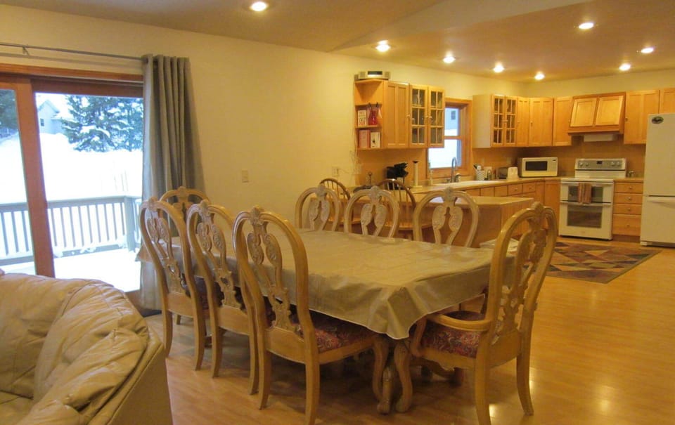 Seating for 8 but set up for 6 