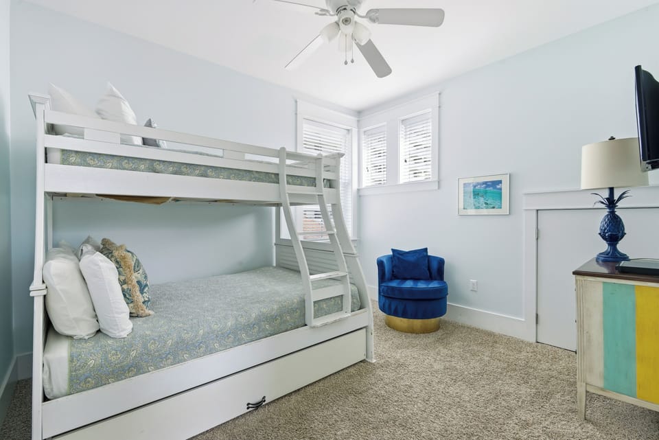 🛏️ Bunk Room: One twin-over-full bunk with pullout bed—perfect for kids and friends (sleeps 4)