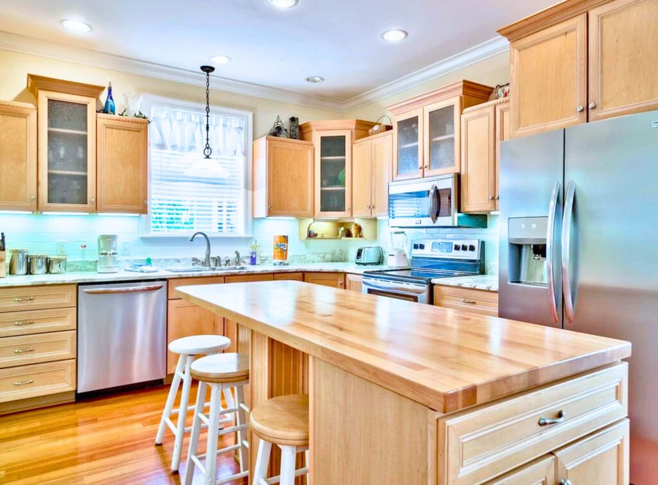 1st Floor - 🍽️ Fully stocked gourmet kitchen