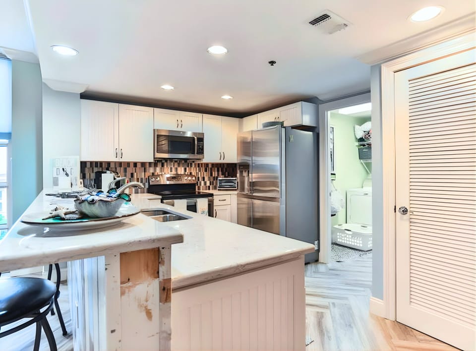 🍽️ Gourmet Kitchen – Stainless steel appliances & stunning Gulf views.