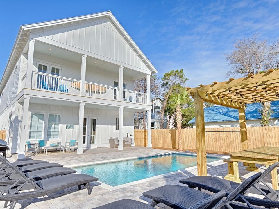 AQUA VIVA - 6 Bedrooms, Private Saltwater Pool, Gas BBQ for Poolside cookout, Beach Gear Included.
