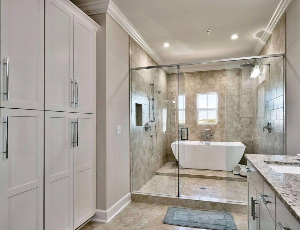 3rd Floor - 🛏️ Master King Suite bathroom, garden tub & walk in closet