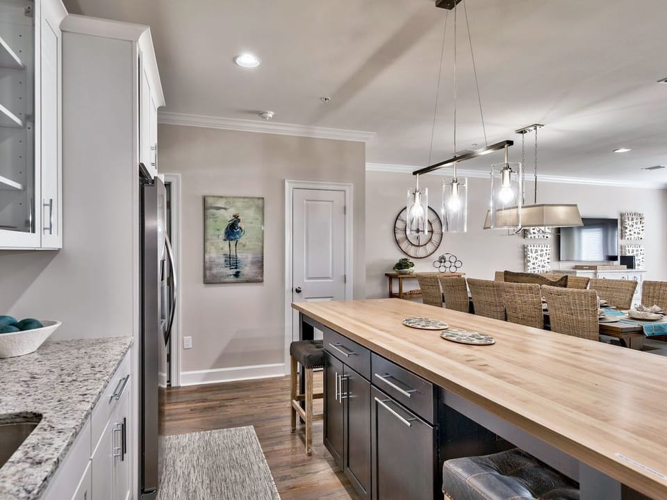 ✔ Spacious & Stylish: A gourmet kitchen with granite countertops, hardwood floors