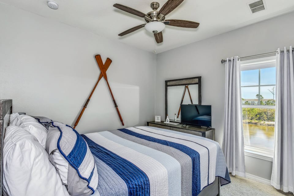 Or choose the Sailing bedroom with queen bed and flat screen tv.