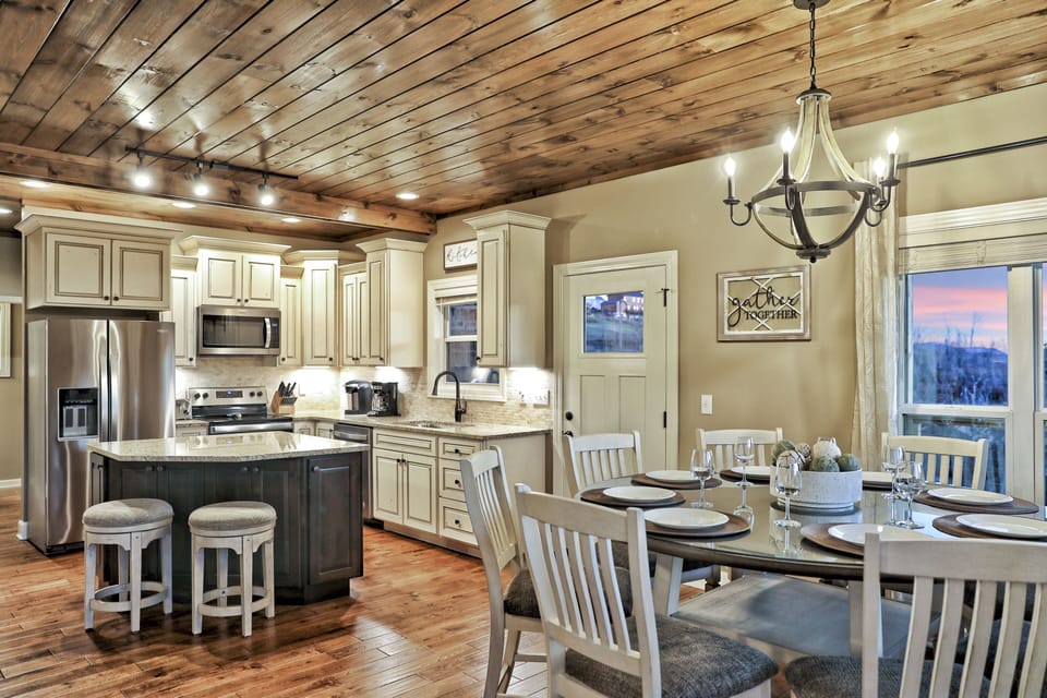 Comes with a fully stocked kitchen and dining for 8