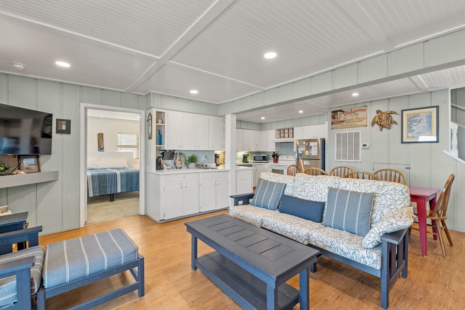 KDS0619: Home Away l Mid Level Living Area