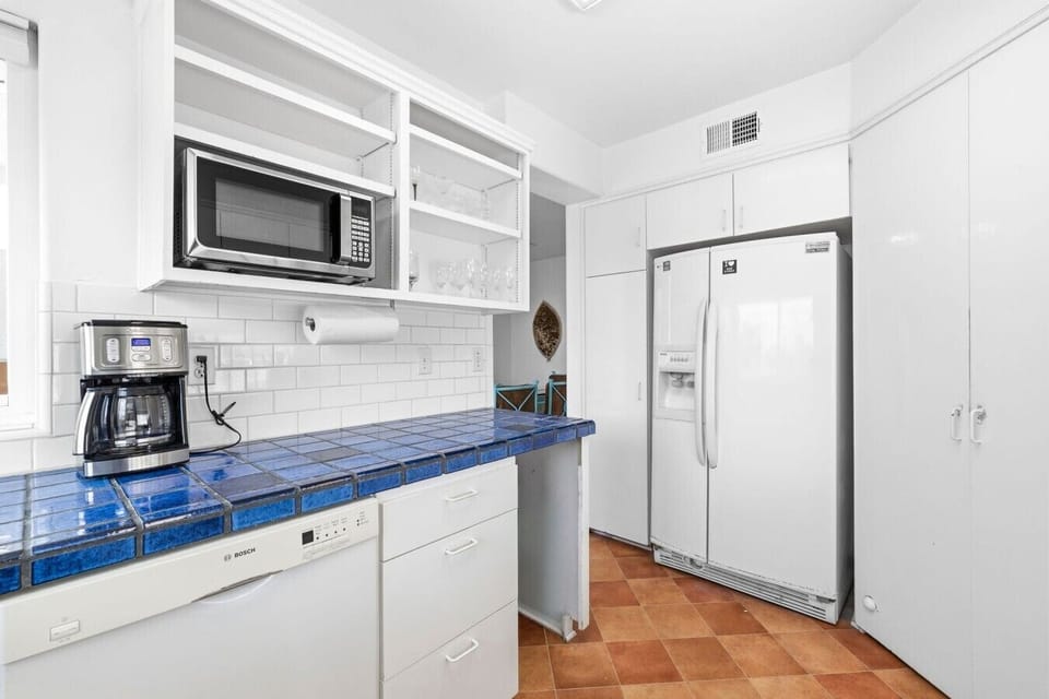 Bright 2nd-floor kitchen fully stocked for all your cooking needs ☕🍳