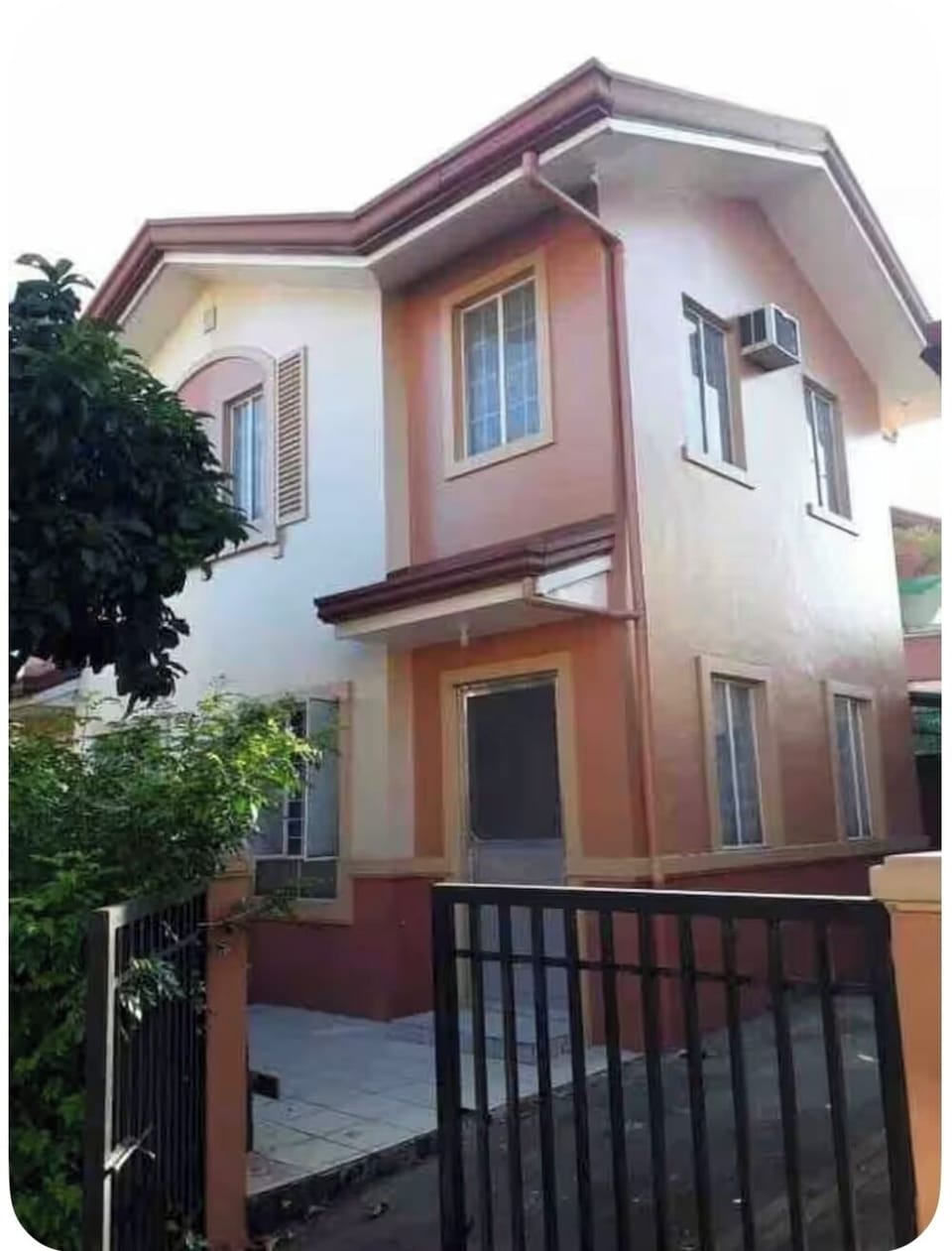 The house wd 2 parallel car garage and the premises is gated