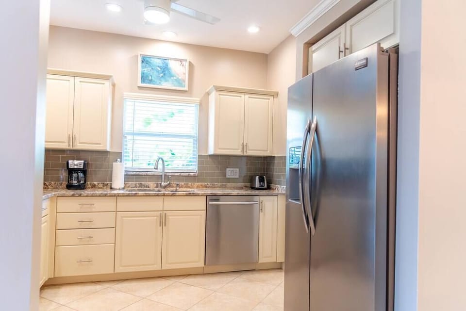 Many shopping options just a few minutes away!Stock up and use the full size fridge/freezer. 