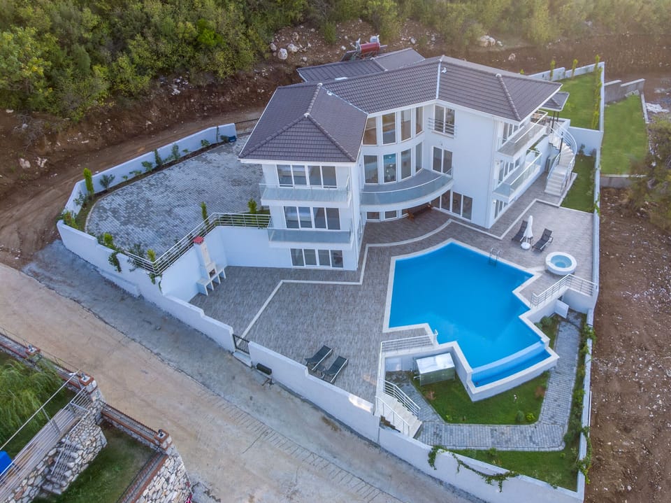 View of the villa with the external pool.