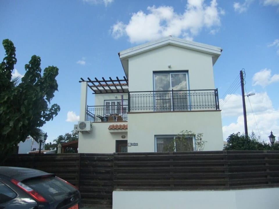 Front view of Artmis