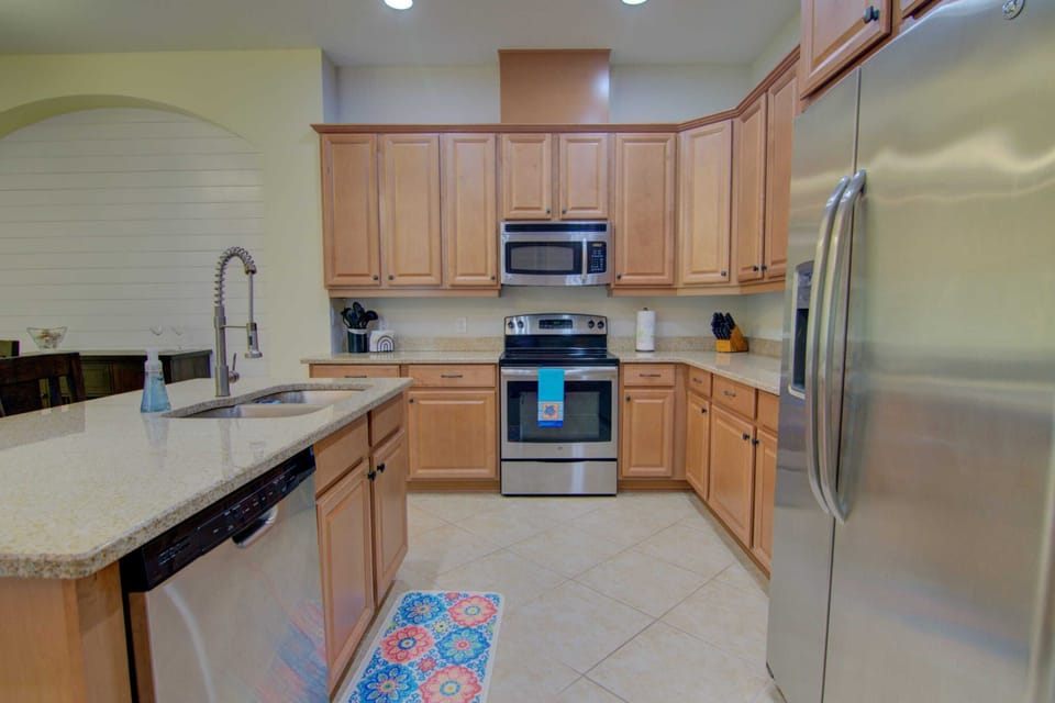 Large Center Island in Kitchen