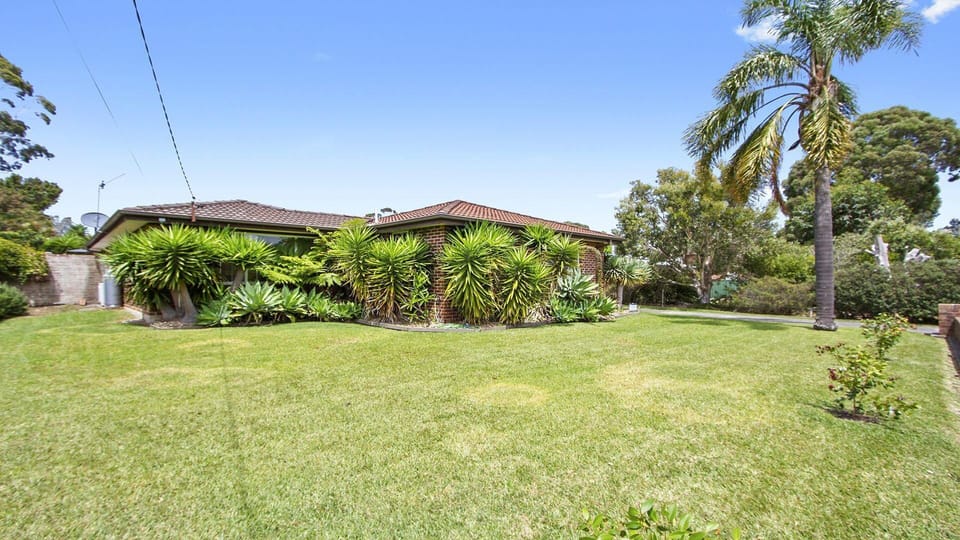 Amersham | Pet friendly backyard | 230m to the beach | Off street parking