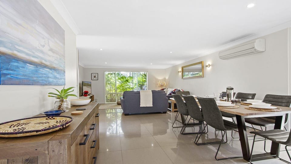 Amersham | Air Conditioned open-plan living | Dining area | Smart TV | WiFi