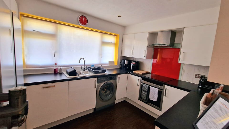 Full kitchen with dishwasher, washing machine, induction hob, American fridge 