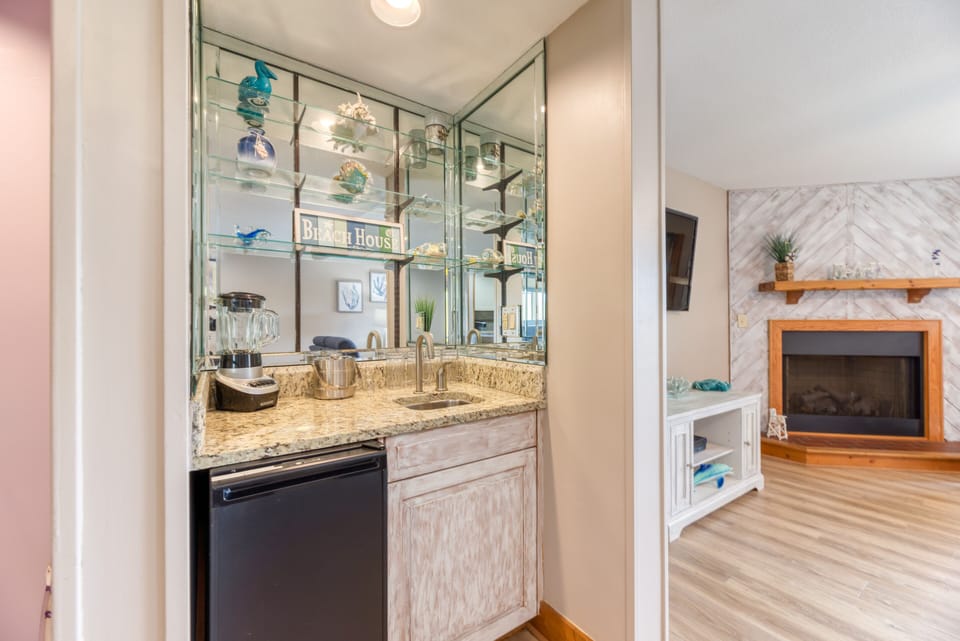 Wet bar w/ sink, blender and automatic ice machine