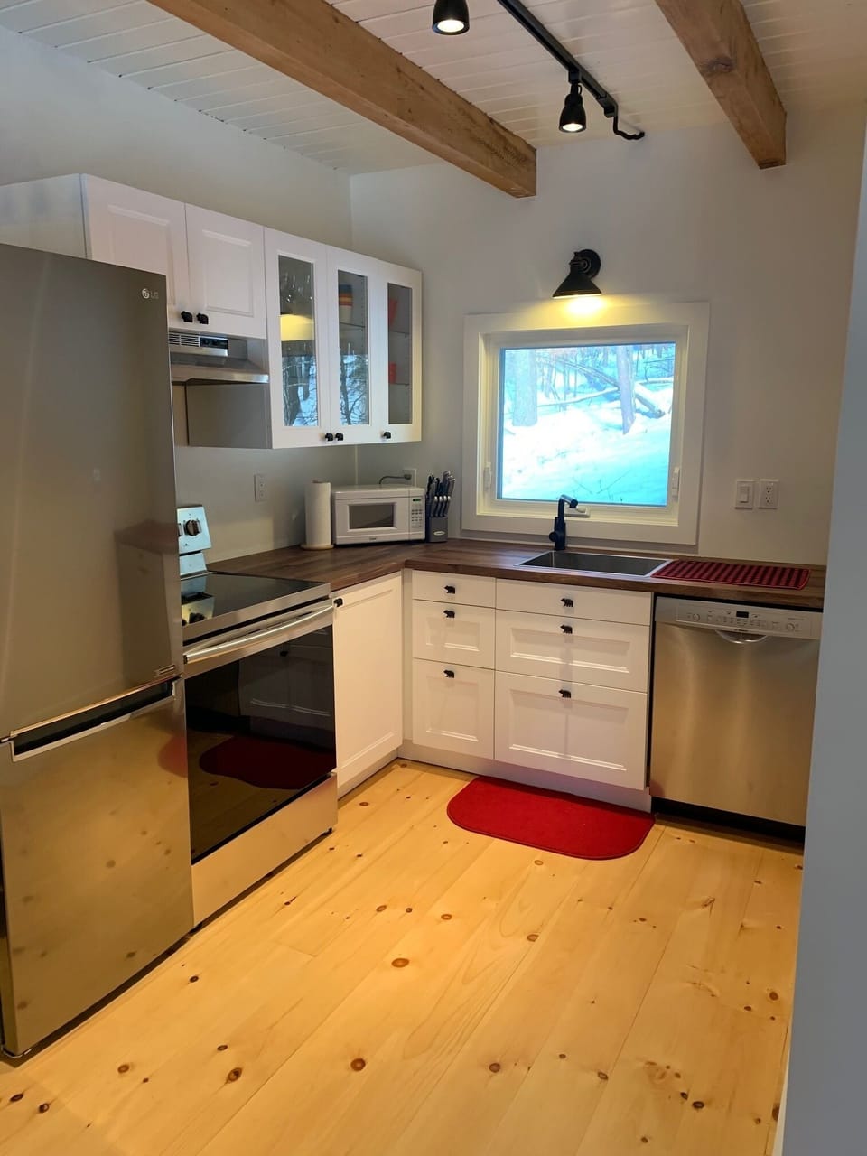 Fully equipped kitchen. 