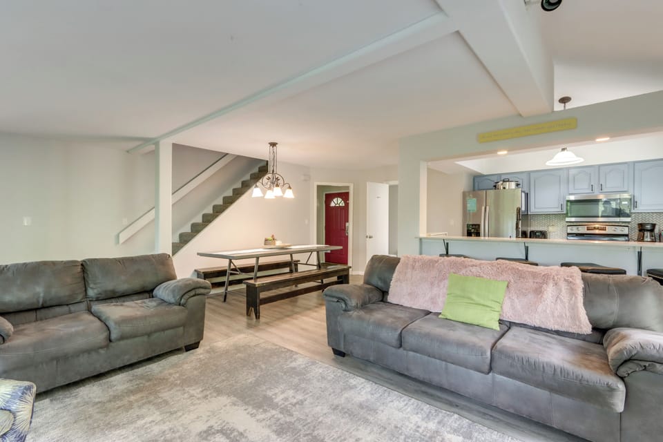 Living Room | Free WiFi | SmartTV | Window A/C Units