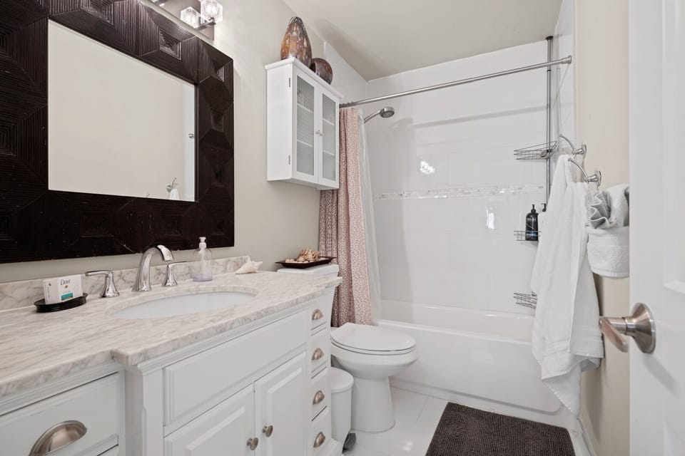 2nd guest bathroom shower/tub combo