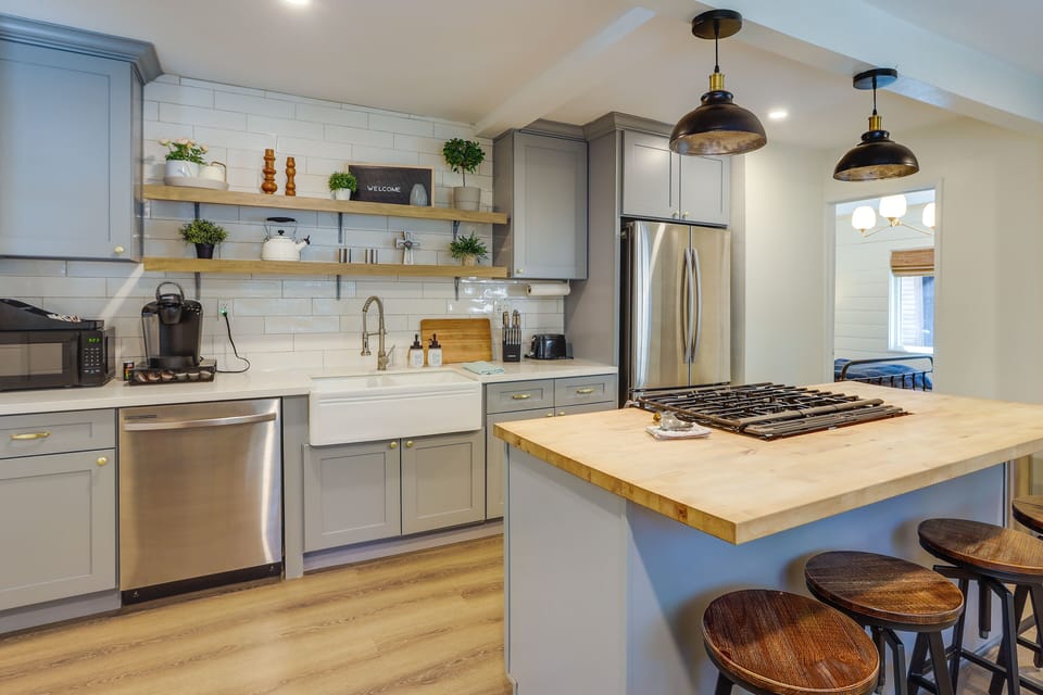 Kitchen | Single Story | Toaster | Trash Bags & Paper Towels | Spices