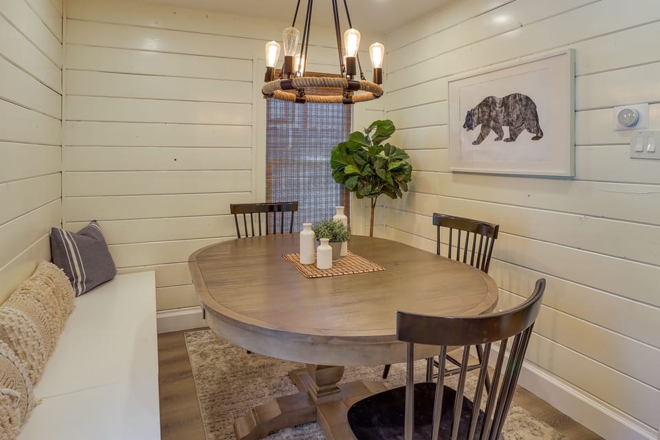 Dining Area | Dishware & Flatware Provided