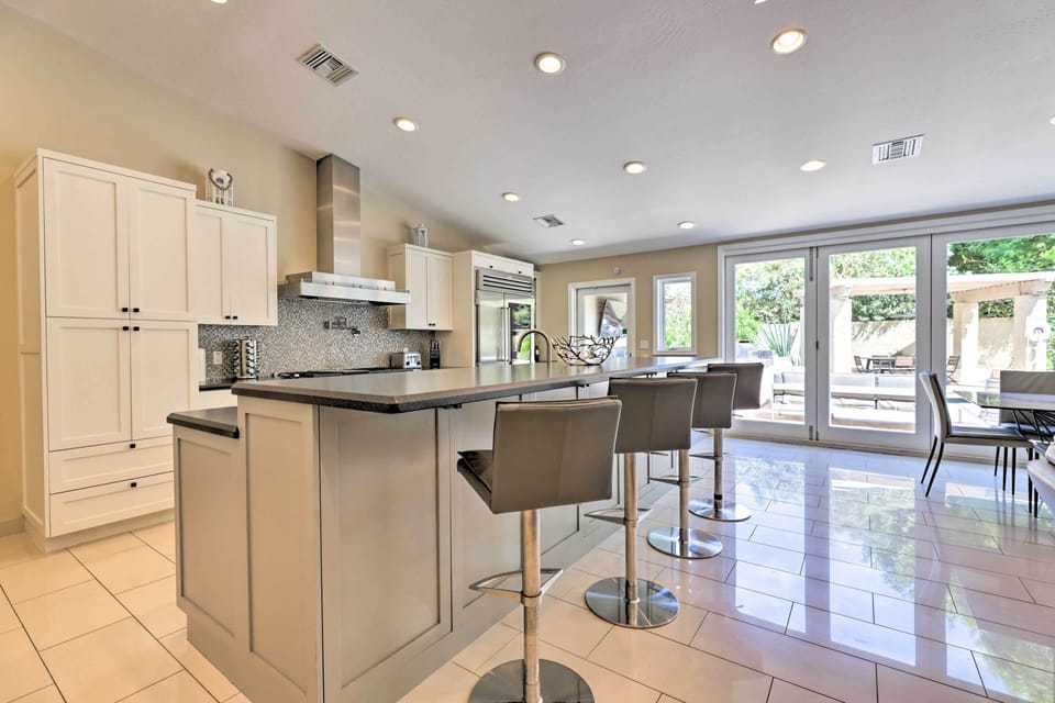 Fully Equipped Kitchen | Breakfast Bar