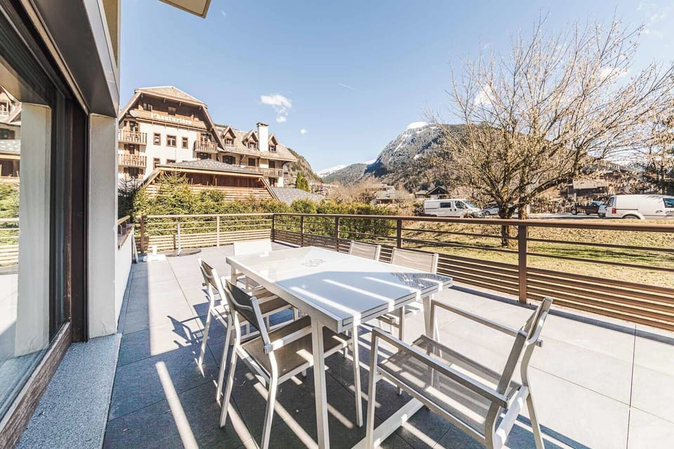 Terrace with Mountain views