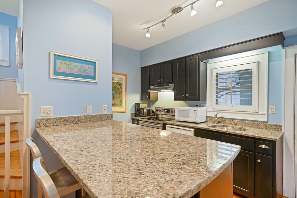 FULLY EQUIPPED KITCHEN WITH BARTOP SEATING