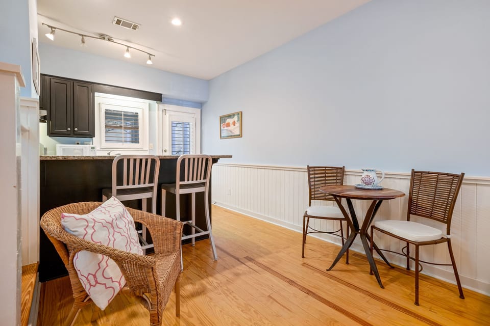 FULLY EQUIPPED KITCHEN W/ BAR TOP SEATING FOR TWO