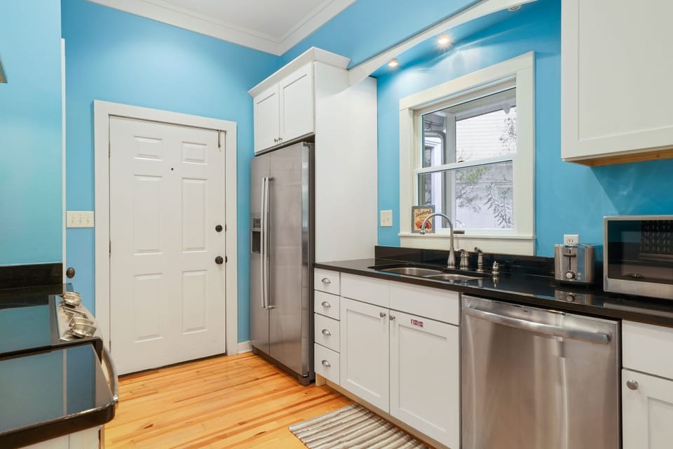 KITCHEN W/STAINLESS STEEL APPLIANCES