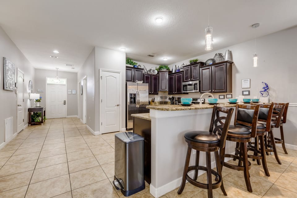 Kitchen
Bar area with 4 stools