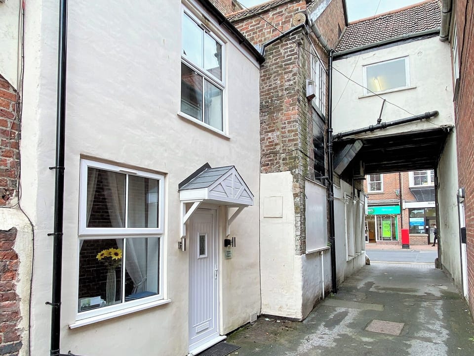 Secluded, but only a short walk to the centre of Driffield | Hidden Gem Cottage, Driffield