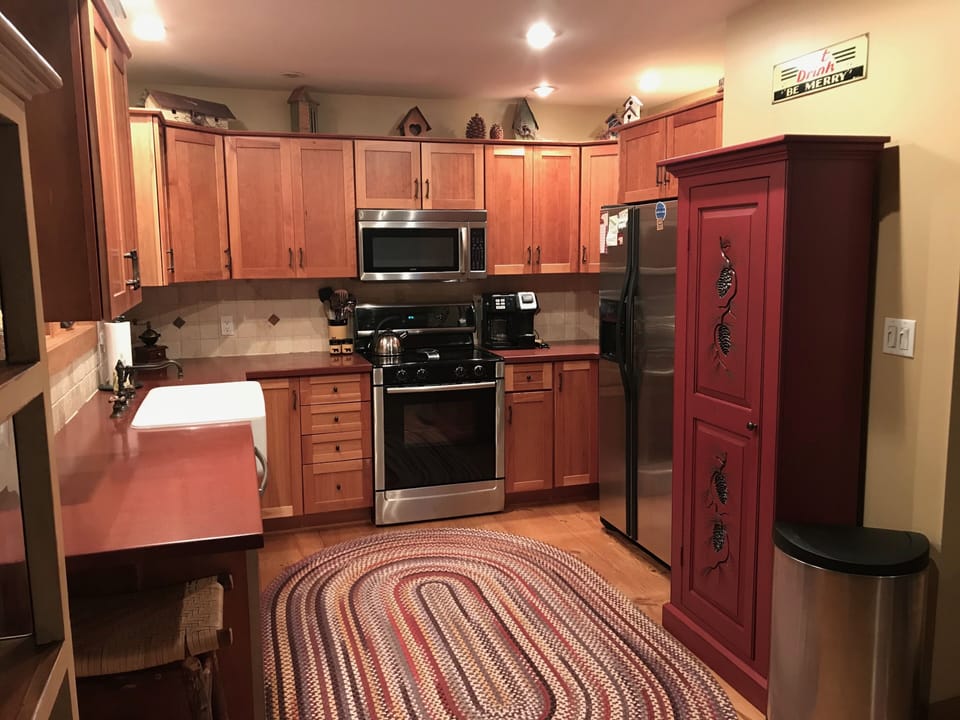 Great fully equipped kitchen with top brand appliances 