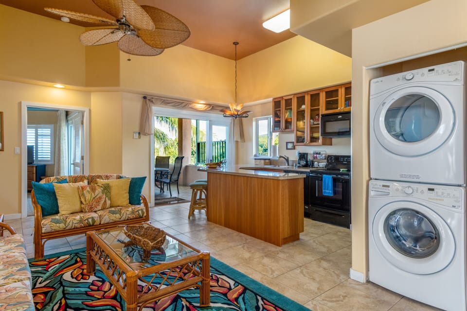 Penthouse top floor 10 foot ceilings with fans and Washer and Dryer!
