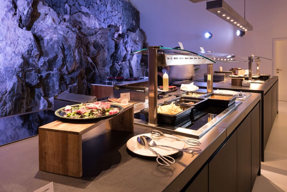 Hungry? Enjoy a delicious meal at the on-site restaurant. Please note that the bar and restaurant are closed until further notice.