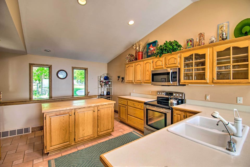 Pack a lakeside picnic on the kitchen island.