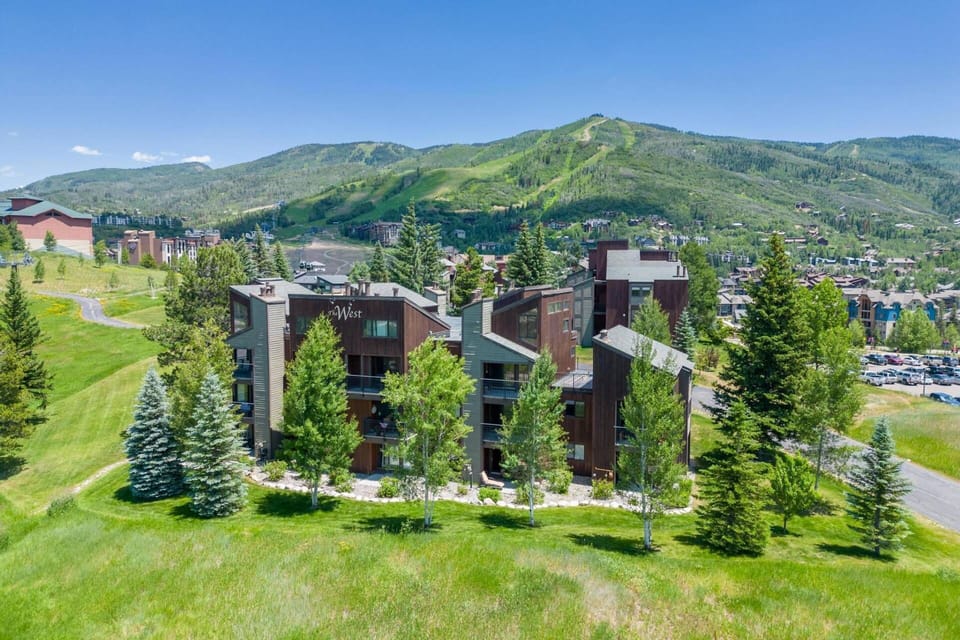 Your mountain-wrapped cozy escape.