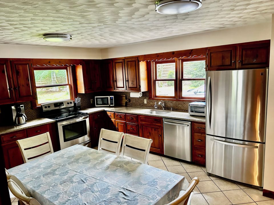 Full Kitchen with modern appliances
