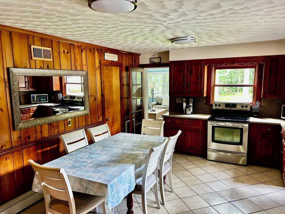 Expandable dining room table